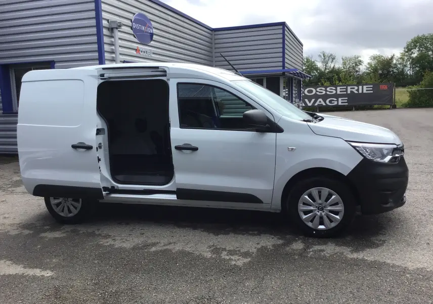Renault Express Van blanc vu de profil côté droit, porte latérale coulissante ouverte révélant l'espace de chargement.