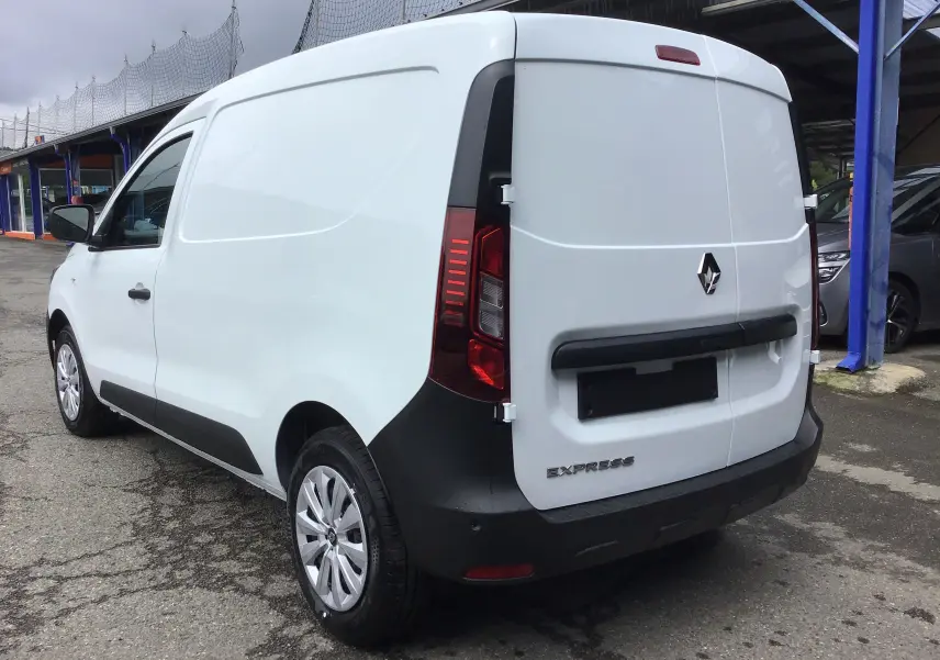 Renault Express Van blanc vu en 3/4 arrière droit, avec logo Renault et feux arrière verticaux rouges.