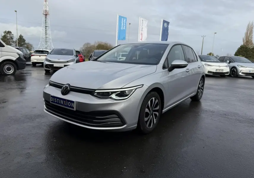 Volkswagen Golf 8 Life Active argent métallisé vue 3/4 avant avec phares LED et jantes distinctives.
