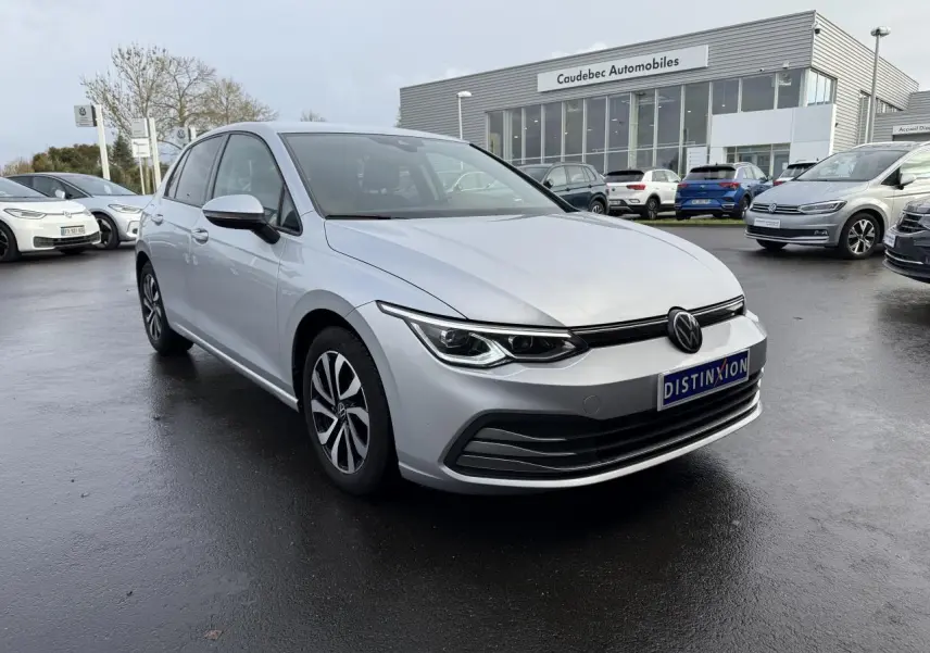 Volkswagen Golf 8 Life Active argent métallisé vue 3/4 avant avec phares LED et calandre noire brillante.