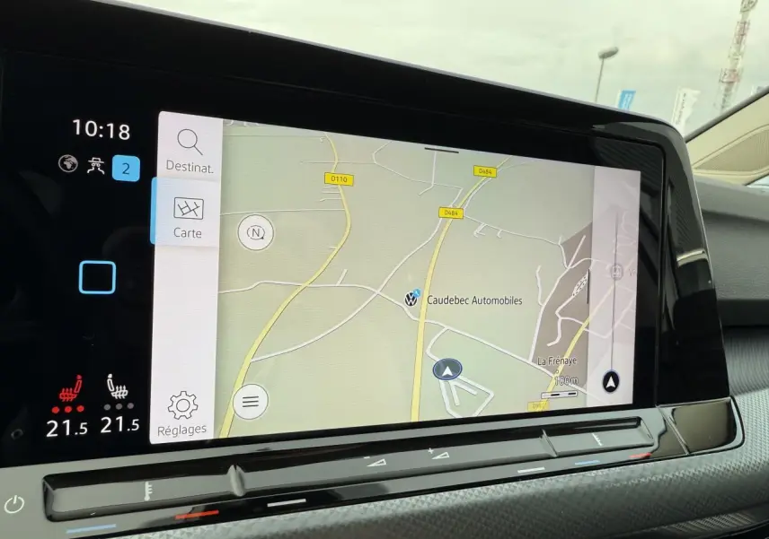 Écran tactile du système de navigation de la Volkswagen Golf VIII Life Active, affichant une carte routière détaillée.