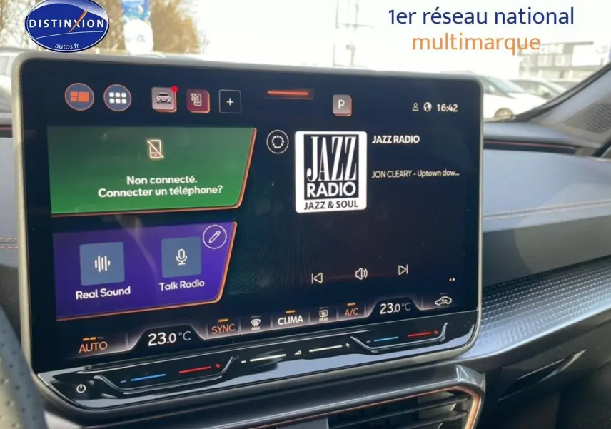 Écran tactile central du tableau de bord du CUPRA Formentor blanc Nevada, affichant la radio Jazz en intérieur lumineux.