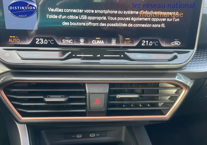 Gros plan sur la console centrale du CUPRA Formentor blanc Nevada 2026, écran tactile et commandes climatisation visibles.