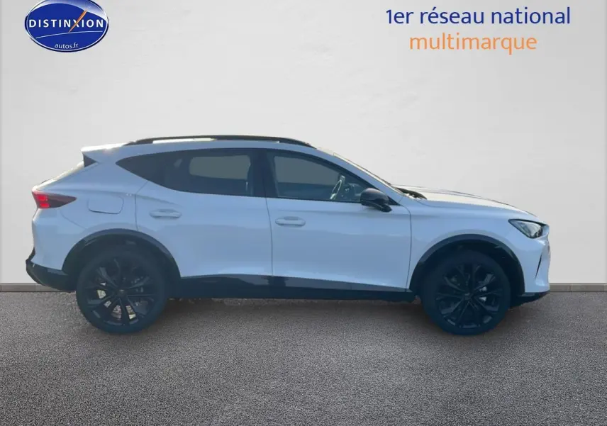 Vue de profil côté gauche d'un CUPRA Formentor blanc Nevada avec jantes noires et toit ouvrant panoramique.