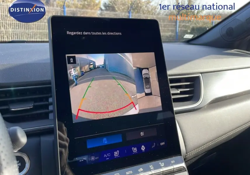 Écran central affichant la caméra de recul avec vue 360°, intérieur gris clair du Renault Symbioz 2025.