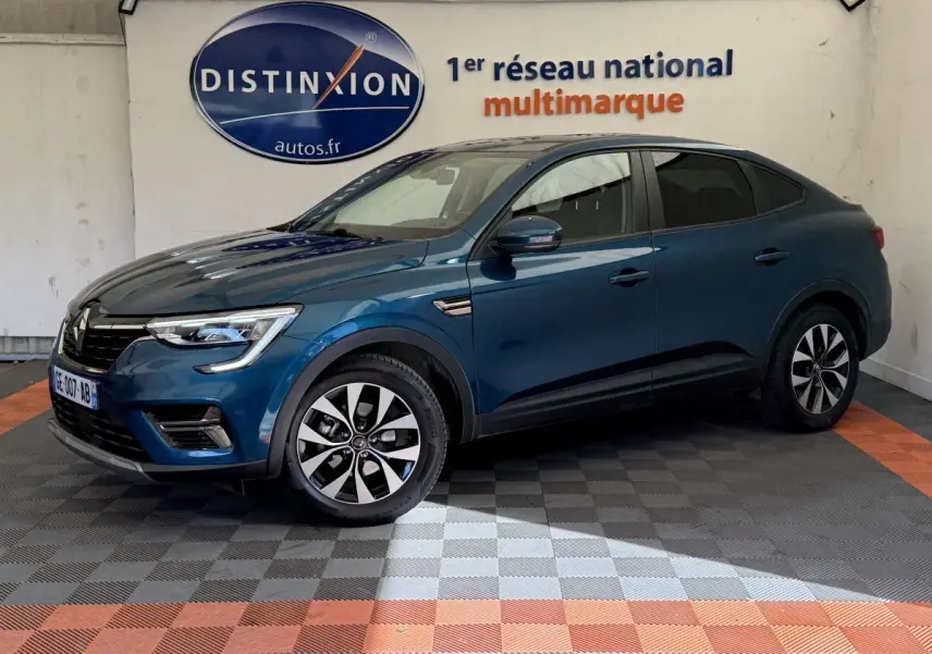 Renault Arkana Business E-TECH bleu en 3/4 avant droit, avec jantes alliage et feux LED distinctifs.