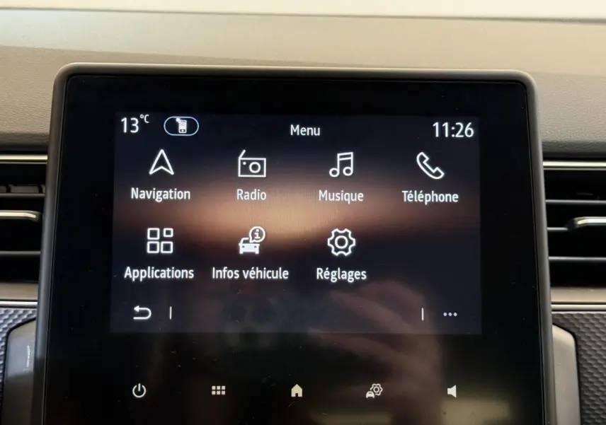 Écran tactile central du tableau de bord du Renault Arkana Business E-TECH 145 affichant le menu principal.