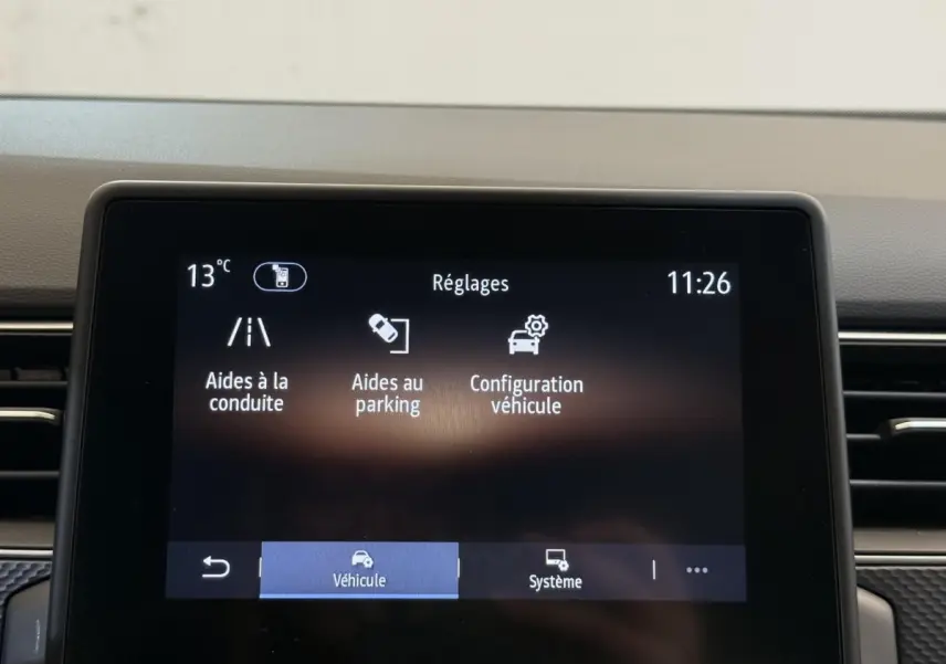 Écran tactile central affichant les réglages du véhicule Renault Arkana Business E-TECH 145, vue frontale intérieure.