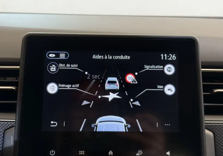 Écran tactile central du tableau de bord montrant les aides à la conduite du Renault Arkana Business E-TECH 145.