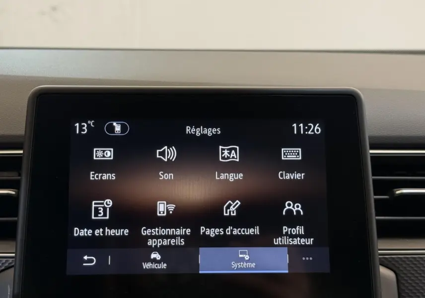 Écran tactile central affichant les réglages du système dans l’habitacle d’une Renault Arkana Business E-TECH 145.