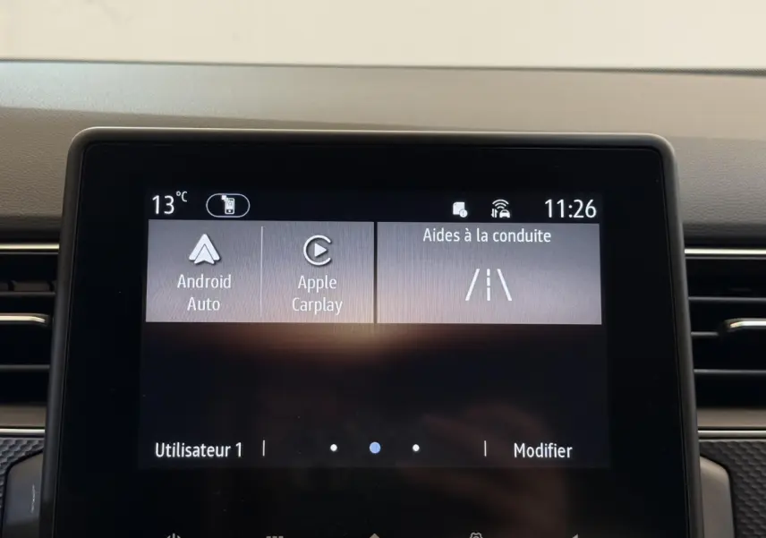 Écran tactile central du tableau de bord du Renault Arkana Business E-TECH 145 affichant Android Auto et Apple CarPlay.