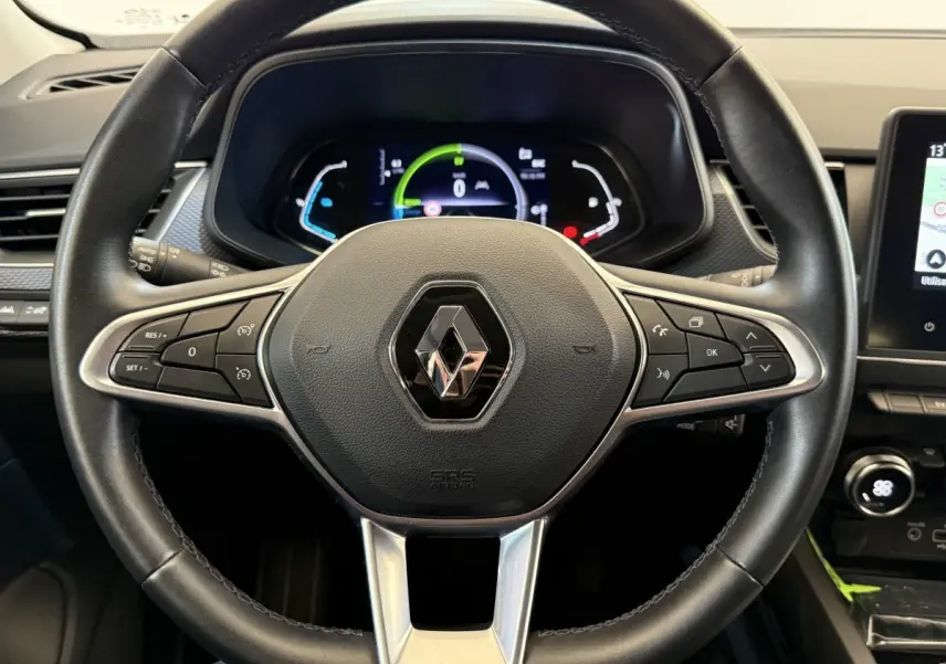 Vue rapprochée du volant en cuir et alu de la Renault Arkana Business E-TECH 145 avec tableau de bord numérique.
