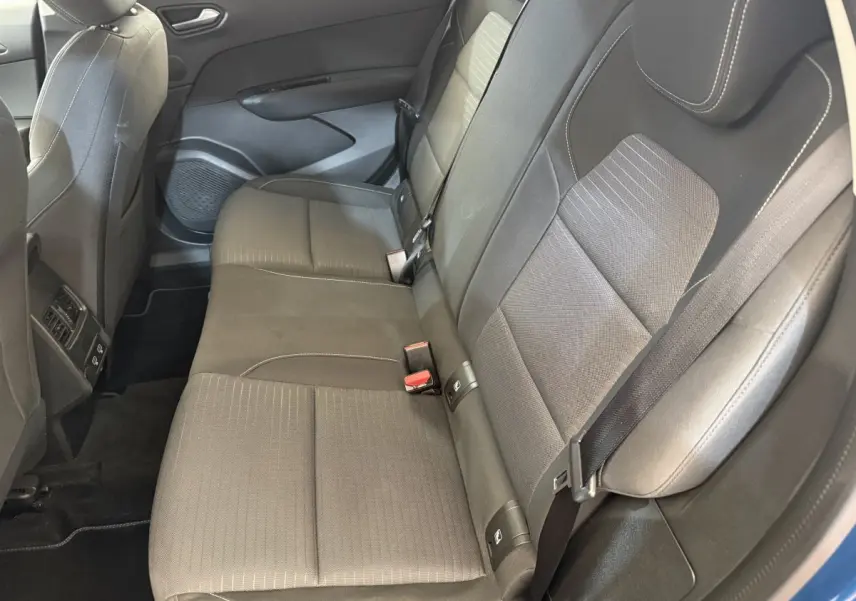 Vue côté droit des sièges arrière gris foncé du Renault Arkana Business E-TECH 145 avec ceinture de sécurité visible.