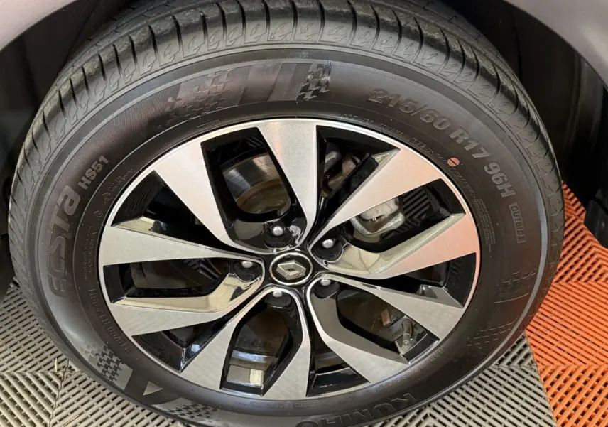 Gros plan sur la jante alu bicolore noire et argentée avec logo Renault au centre, montée sur pneu 17 pouces.