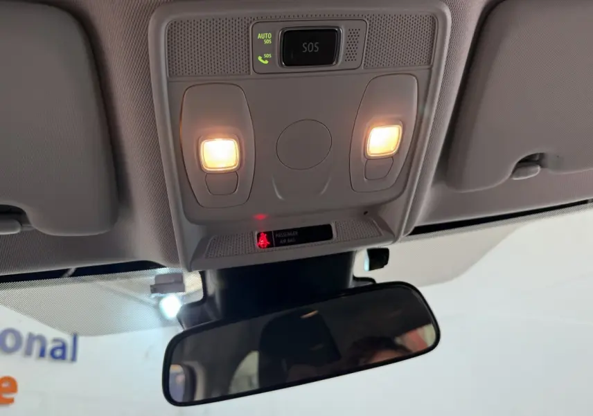 Vue intérieure du plafonnier avec éclairages allumés et bouton SOS du Renault Arkana Business E-TECH 145 2022.