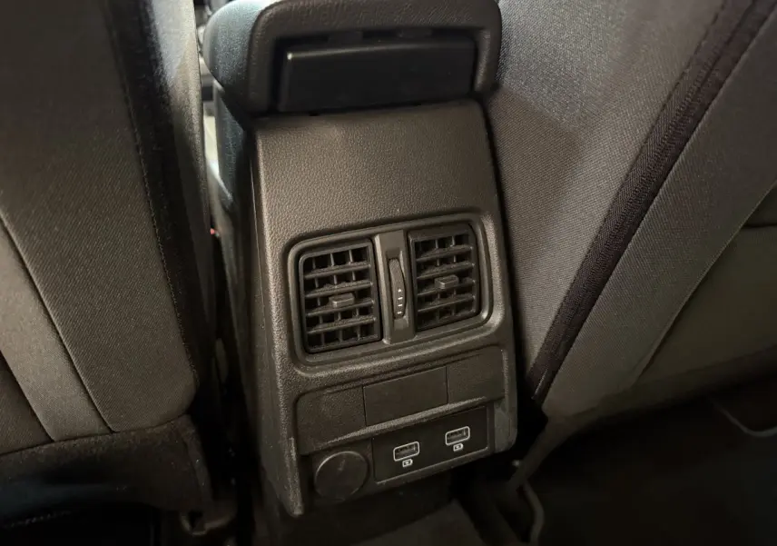 Vue rapprochée des aérateurs arrière et ports USB du Renault Arkana Business E-TECH 145, intérieur noir.