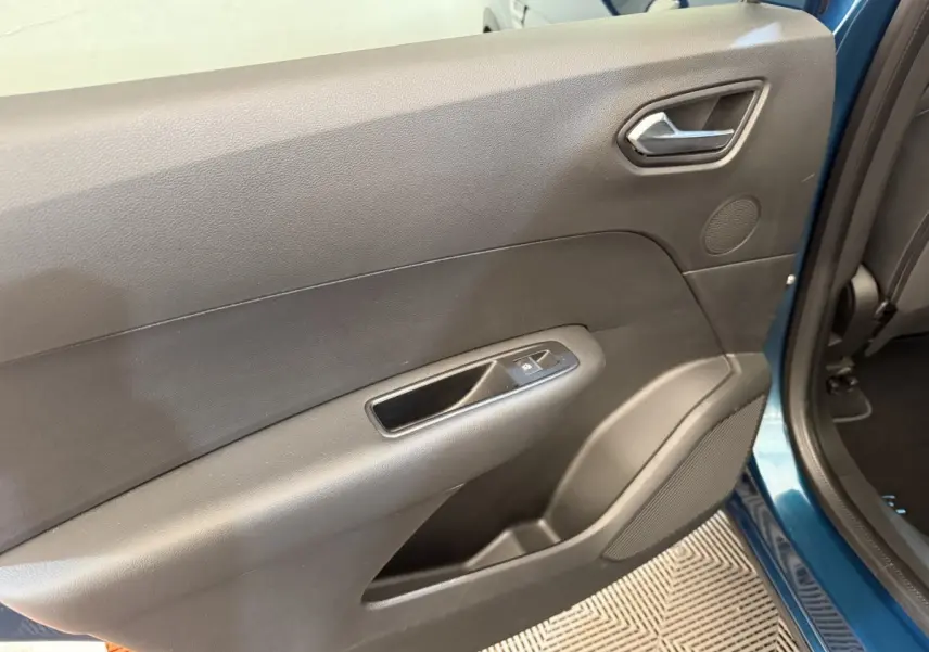 Vue intérieure côté gauche de la porte arrière bleu Renault Arkana Business E-TECH avec commande de vitre et haut-parleur intégré.