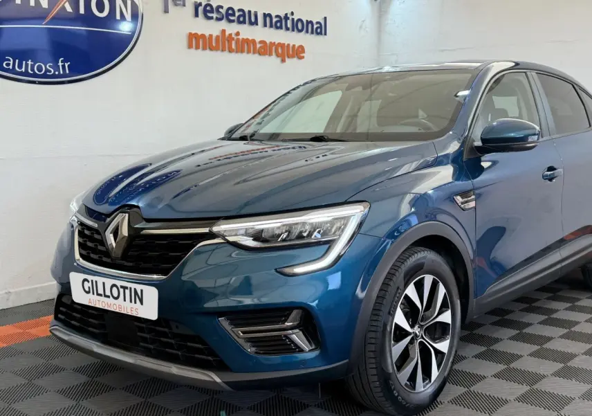 Renault Arkana Business E-TECH bleu, vue 3/4 avant droit, avec feux LED et jantes alliage distinctives.