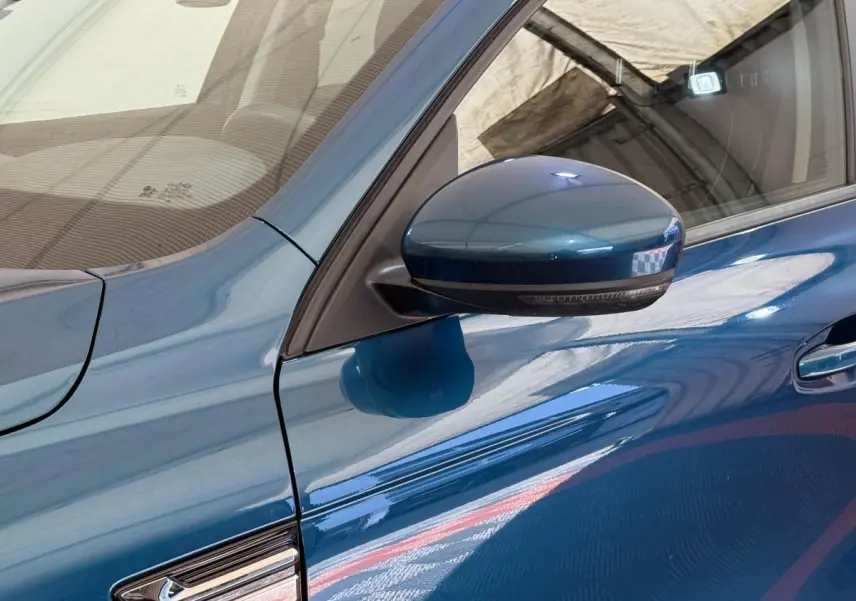 Gros plan sur le rétroviseur côté conducteur bleu métallisé du Renault Arkana Business E-TECH 145 2022.