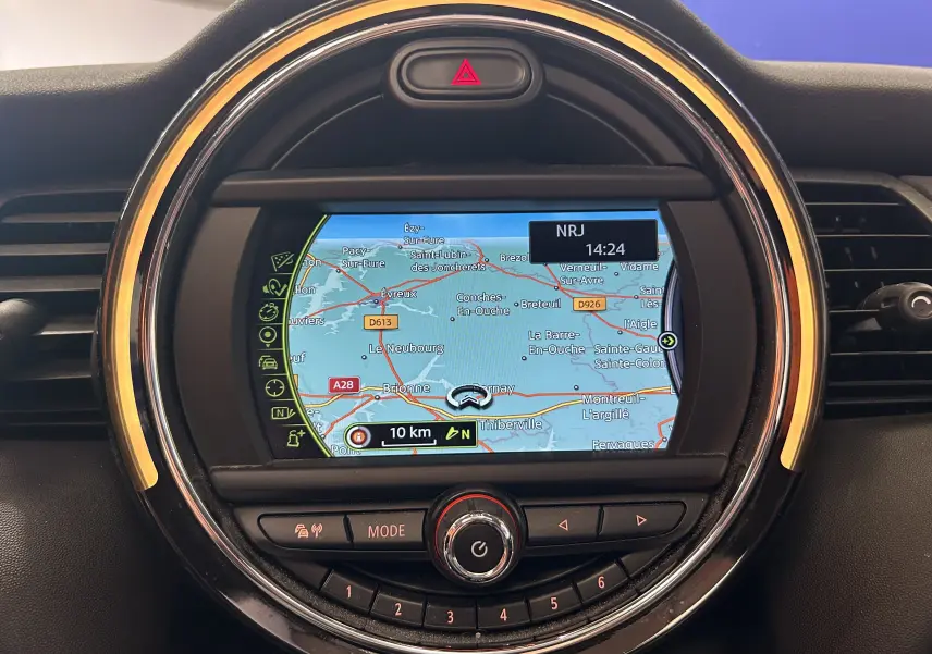 Gros plan sur l’écran central du GPS de la MINI 5P Cooper D 2015 avec affichage de la carte et commandes autour.