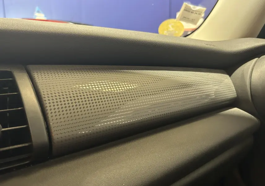 Détail du tableau de bord côté passager de la MINI 5P Cooper D 2015 avec finition à motif gris texturé.