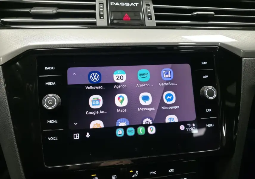 Écran tactile central de la Volkswagen Passat SW 2.0 TDI 2021, affichant les applications connectées, vue rapprochée intérieure.