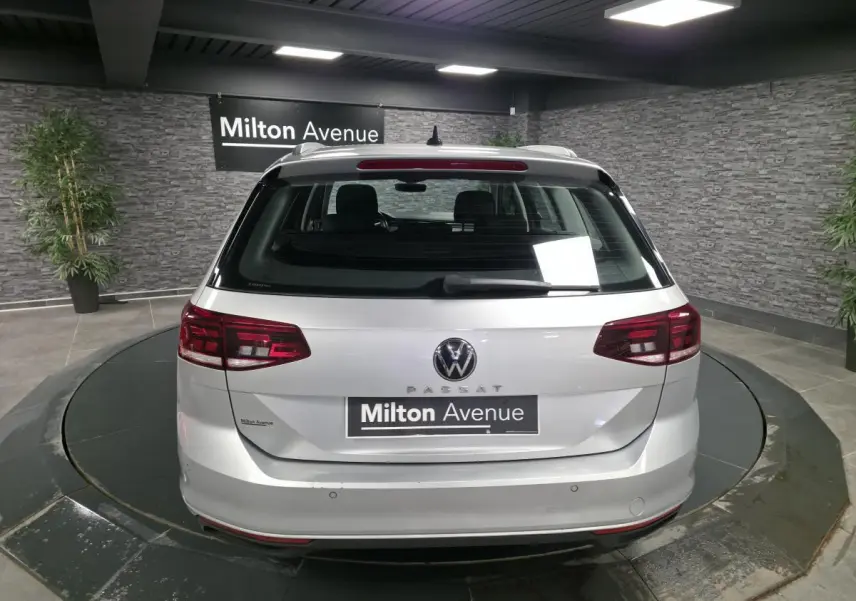 Vue arrière d'une Volkswagen Passat SW gris métallisé 2021, avec feux arrière LED et logo VW centré.
