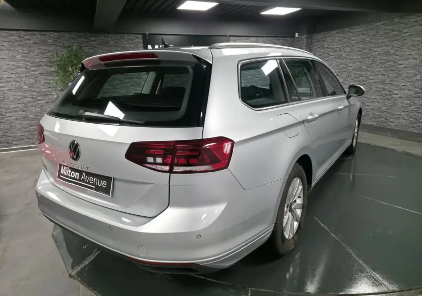 Vue 3/4 arrière droite d'une Volkswagen Passat SW gris métallisé avec feux arrière LED et jantes alliage.