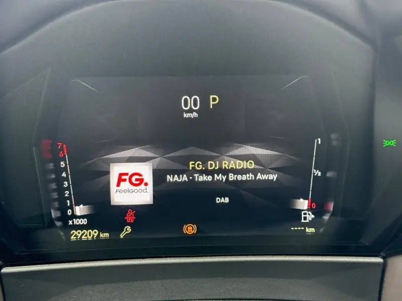 Tableau de bord numérique du DS4 PureTech 130ch Opéra, affichant la radio FG DJ et la vitesse à l'arrêt.