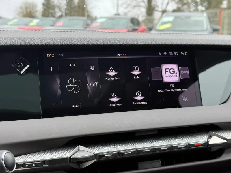 Tableau de bord du DS4 2023 avec écran tactile central affichant la climatisation et la navigation, ambiance intérieure moderne.