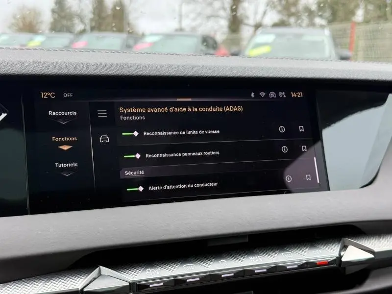 Vue avant du DS4 2023 Gris Platinium, mettant en valeur ses lignes élégantes et sa calandre distinctive.