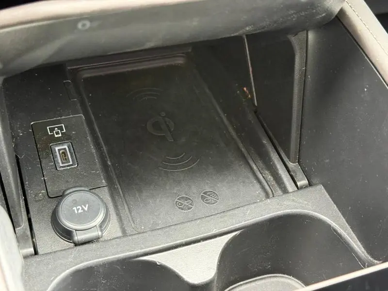 Détail de la console centrale du DS4 2023 gris Platinium, montrant le chargeur sans fil et prise 12V.