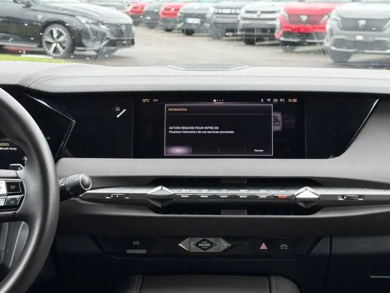 Vue intérieure du tableau de bord du DS4 2023, écran central allumé et commandes tactiles en ligne.