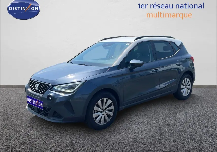 SEAT Arona gris Magnetic Metal avec toit blanc, vue 3/4 avant droit sur fond neutre.