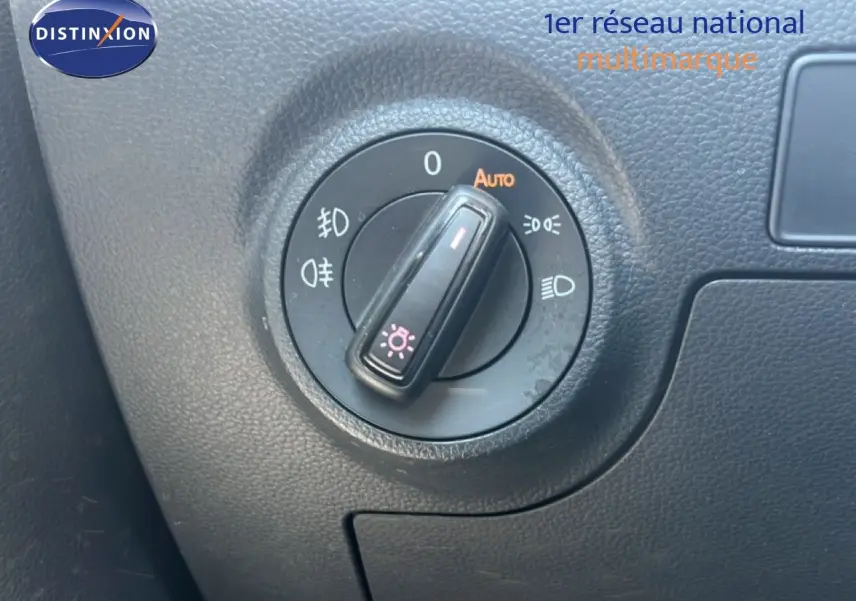 Détail du bouton de commande des phares sur le tableau de bord noir du SEAT Arona gris Magnetic 2026.