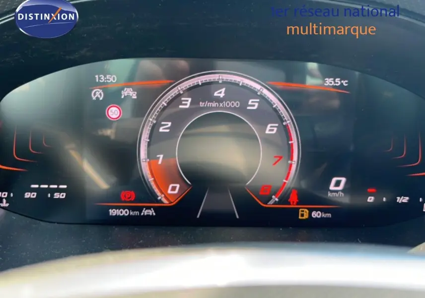 Tableau de bord numérique du SEAT Arona 2026 montrant compte-tours, vitesse à zéro et indicateur de température à 35,5°C.