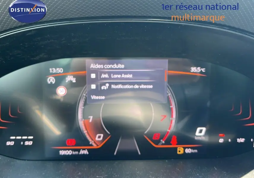 Tableau de bord numérique du SEAT Arona 2026, affichant les aides à la conduite et la température extérieure.