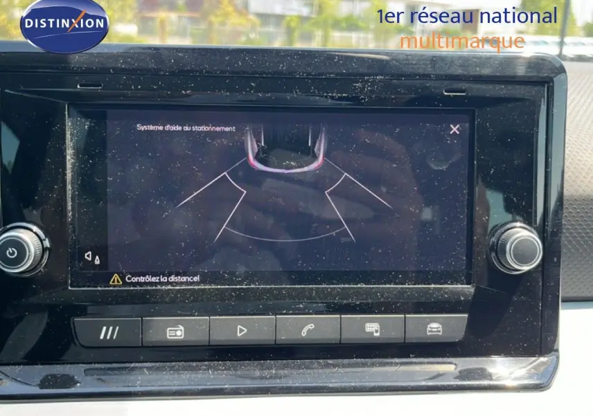 Écran tactile du système d’aide au stationnement du SEAT Arona 2026, affichage en vue arrière.