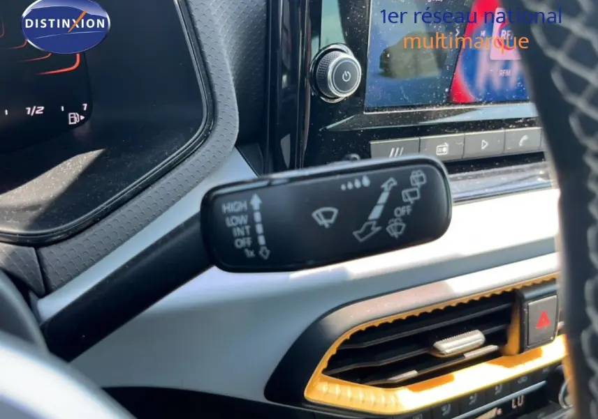 Gros plan sur le commodo d’essuie-glace dans l’habitacle gris et noir du SEAT Arona 2026, finition Style Special Edition.
