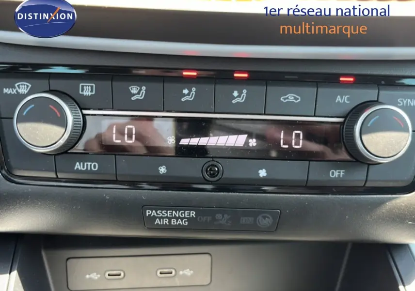 Détail du tableau de bord de la SEAT Arona 2026 montrant la commande de climatisation automatique avec affichage digital.