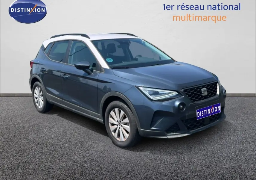 Vue 3/4 avant gauche d'une SEAT Arona gris magnetic avec toit blanc et jantes alliage 16 pouces.