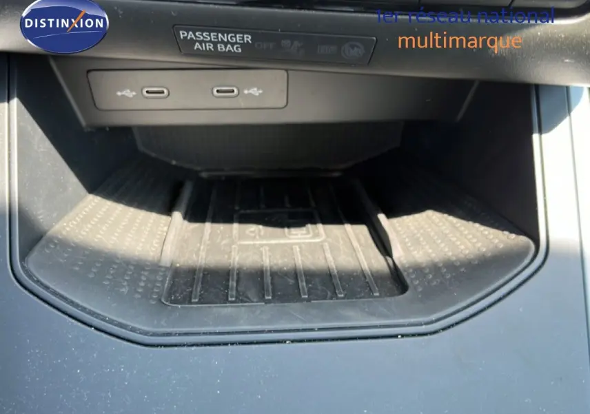 Gros plan sur la console centrale du SEAT Arona 2026, montrant le chargeur sans fil et deux ports USB-C.
