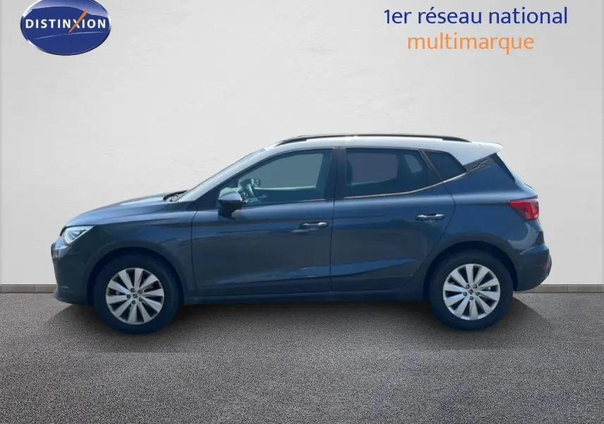 Vue de profil côté gauche d'un SEAT Arona gris magnetic metal avec toit blanc, roues alliage 16 pouces.