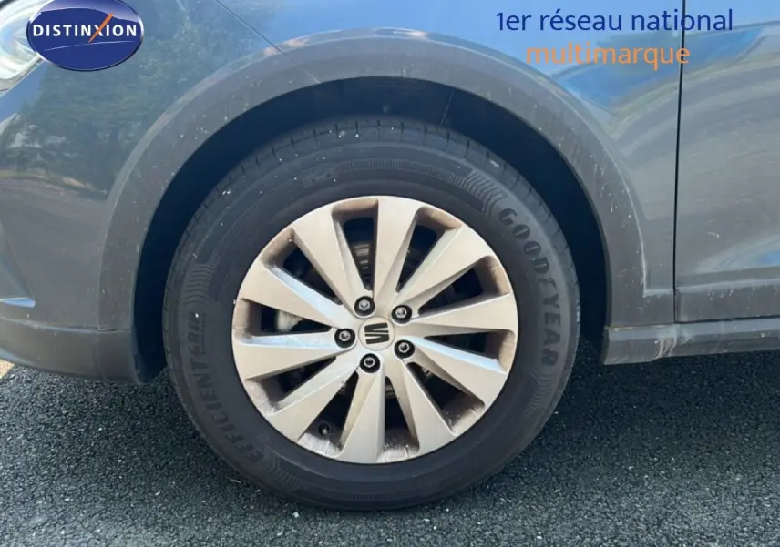 Gros plan sur la roue avant gauche gris magnetic metal du SEAT Arona 2026 avec jante alliage et pneu Goodyear.
