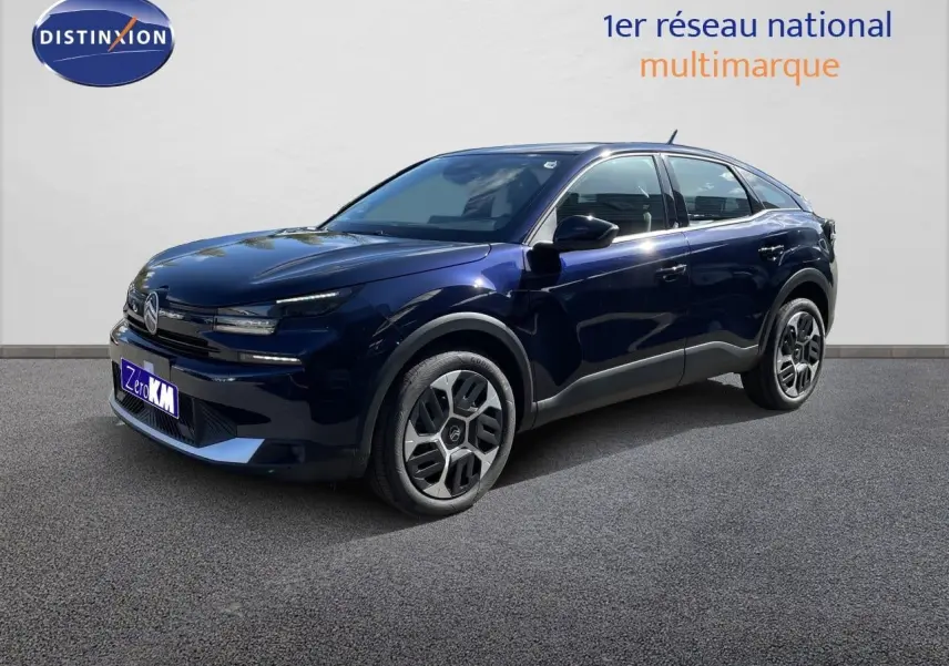Citroën C4 Hybrid 145ch bleu éclipse métal vue 3/4 avant droit avec jantes spécifiques et calandre moderne.