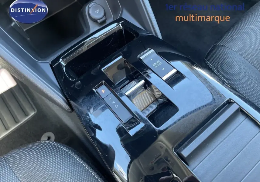 Vue rapprochée de la console centrale noire brillante avec sélecteur de boîte auto et commande Drive Mode sur Citroën C4 Hybrid.