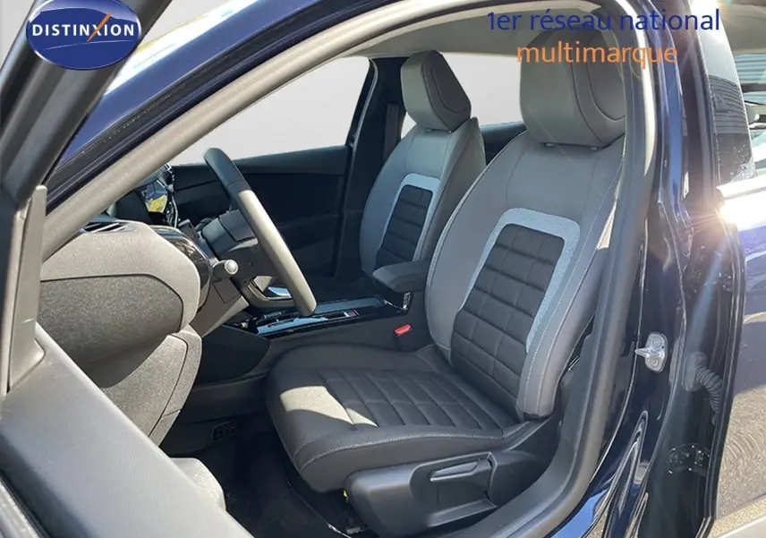 Vue intérieure côté conducteur de la Citroën C4 Hybrid 145ch bleu Eclipse, avec sièges tissu et cuir gris et noir.