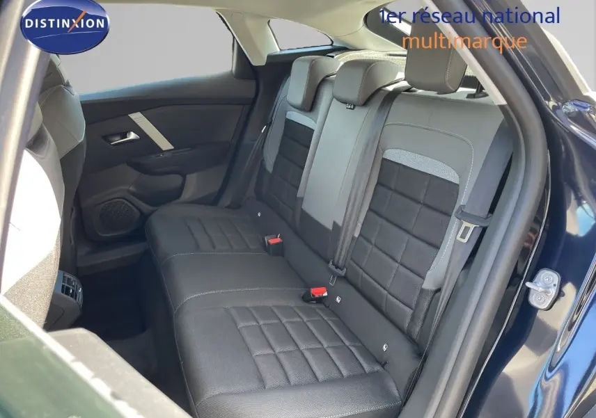 Vue intérieure arrière côté droit de la Citroën C4 bleu eclipse métal, montrant les sièges arrière en tissu noir avec surpiqûres.