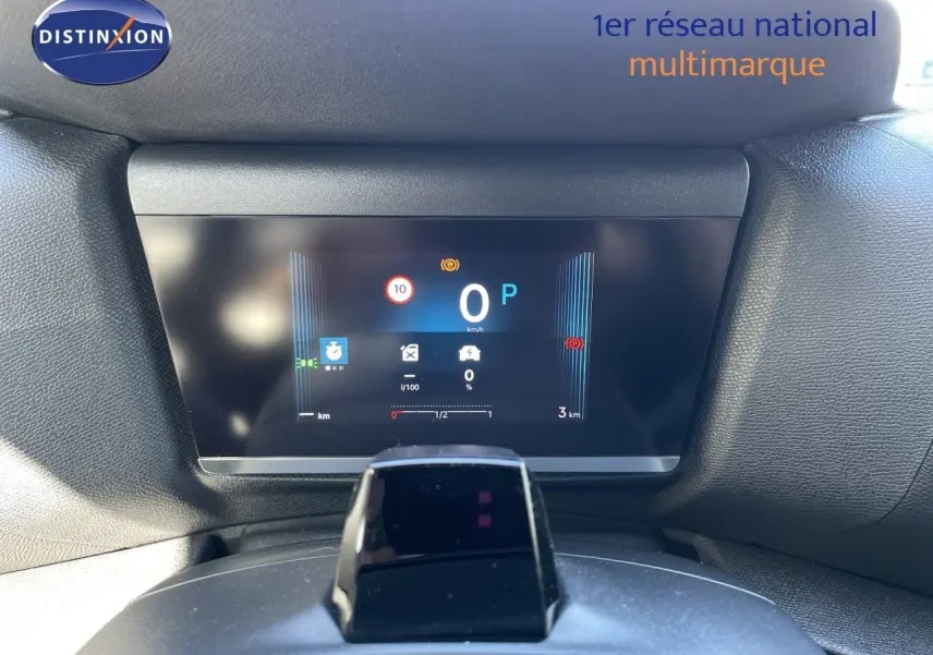 Tableau de bord numérique de Citroën C4 Hybrid 145ch bleu Eclipse, affichage vitesse et indicateurs au centre.