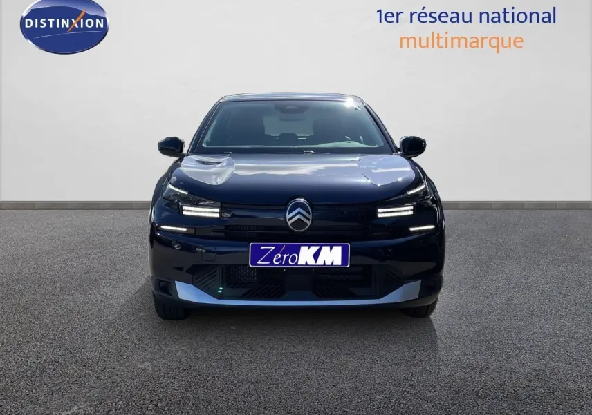 Vue avant d'une Citroën C4 Hybrid 145ch bleu eclipse metal avec feux LED allumés sur fond neutre.